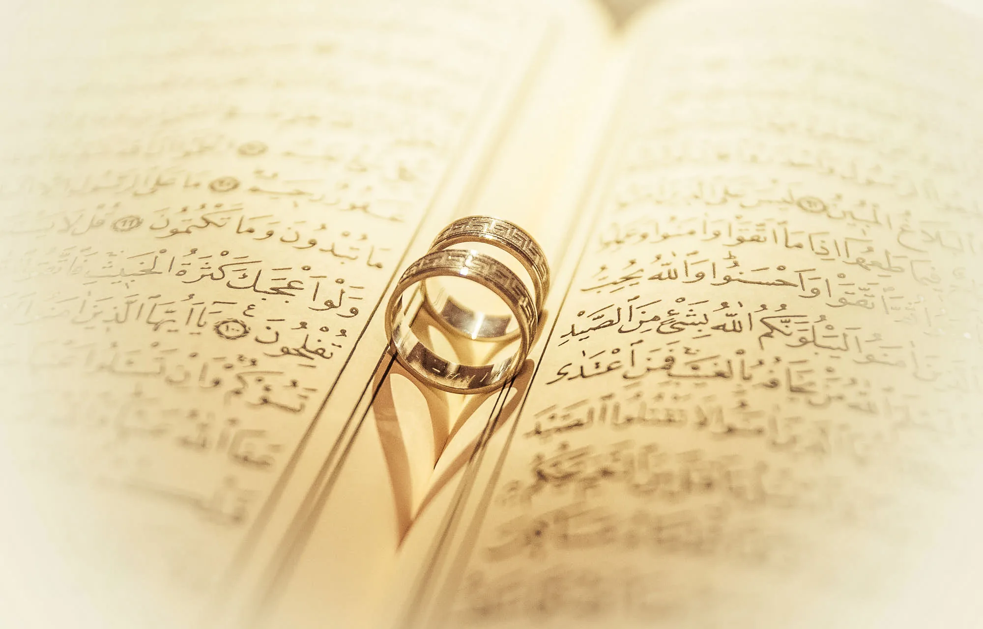 Alliances de mariage halal posées sur le Coran — mariage islamique