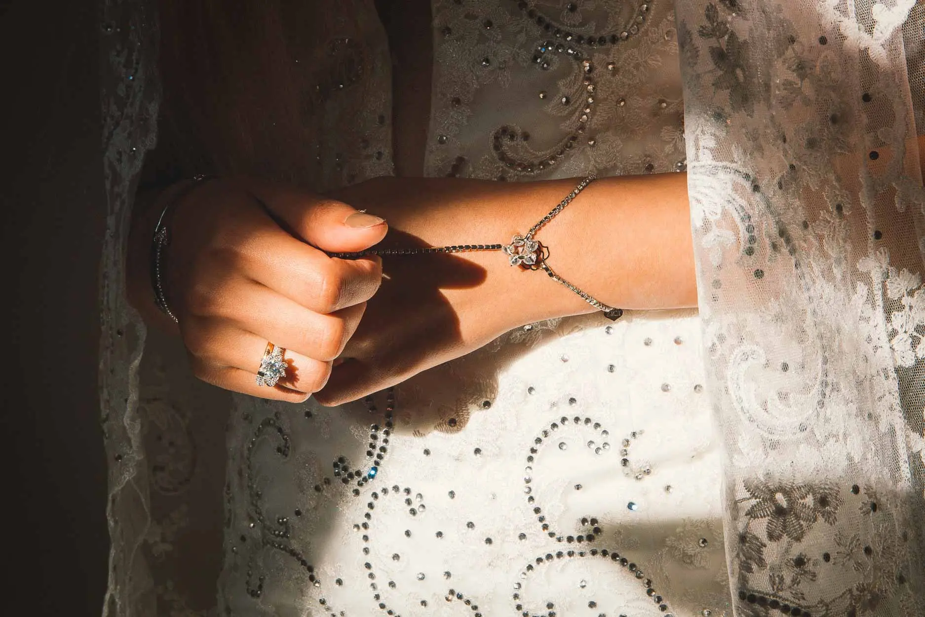 Mains et bijoux de la mariée musulmane — mariage halal