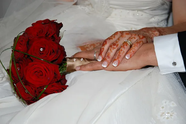 Mains des mariés musulmans avec alliance et henné — mariage halal traditionnel