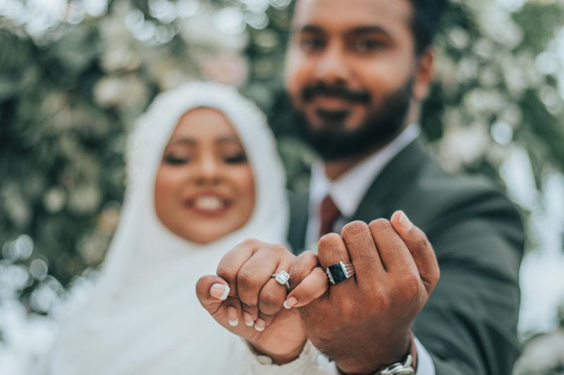 Couple musulman engagé dans un mariage halal